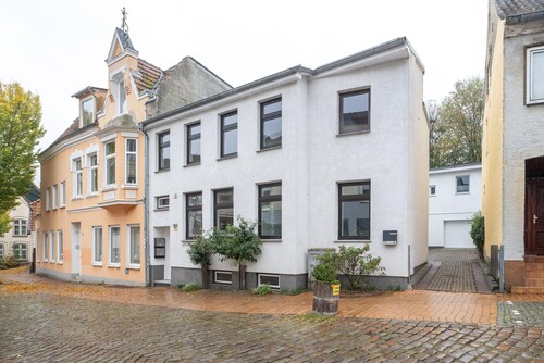 3 Wohneinheiten - 2 Gebäude: Wohnkomplex in Innenstadtnähe