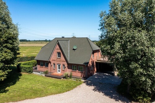 Einmaliges Angebot: Neuwertiges EFH mit FeWo und Halle in Alleinlage nahe Husum/Nordsee