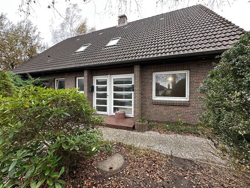 Modernisierungsbedürftes Einfamilienhaus mit Einliegerwohnung und Doppelgarage