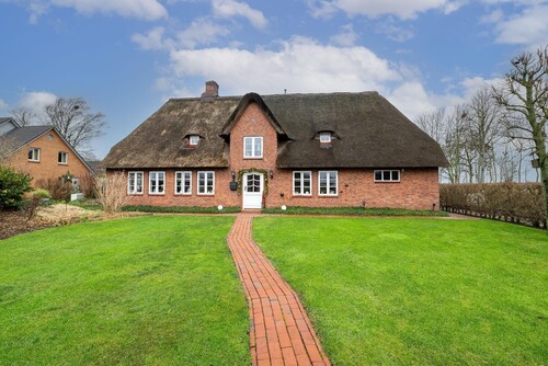 Friesenhaus unter Reet mit Carport und tollem Freizeitgrundstück in Ortsrandlage