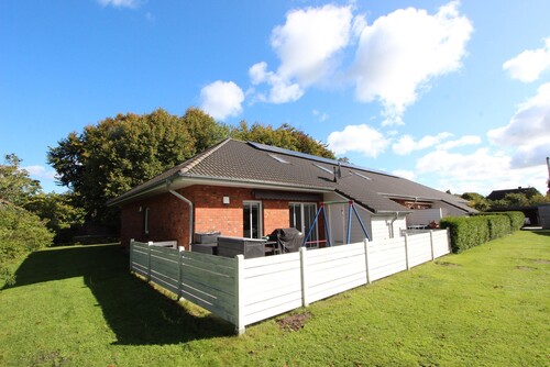 Neuwertige Reihenhausendscheibe mit Carport in KfW 40+ Standard