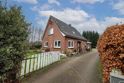 Ein Ort zum Wohlfühlen: Einfamilienhaus mit schönem Garten und Carport