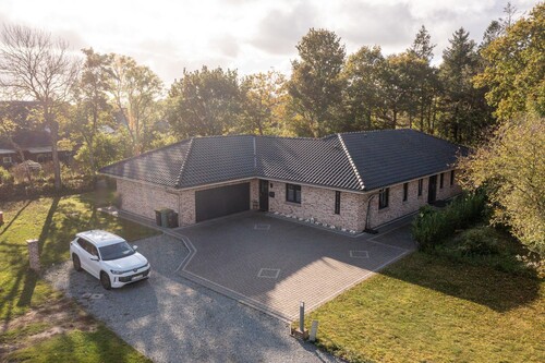 Wohnen auf einer Ebene: Moderner Bungalow mit weitläufigem Garten