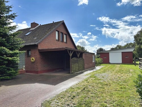 Charmantes Einfamilienhaus mit großem Grundstück und vielseitigem Stall-/Nebengebäude