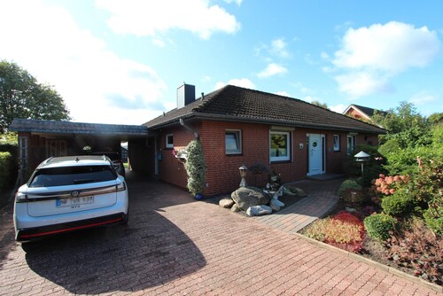-Wohnen zur ebenen Erde- sehr gepflegtes und modernisiertes Einfamilienhaus mit Carport
