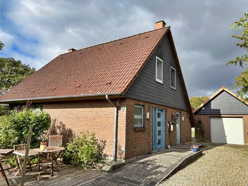 Skandinavisch inspiriertes Zuhause auf sonnigem, großzügigen Grundstück