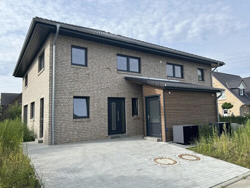 Neubau - komfortable Doppelhaushälfte
