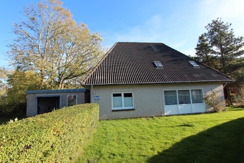 Großes Einfamilienhaus mit Garage auf schönem Grundstück